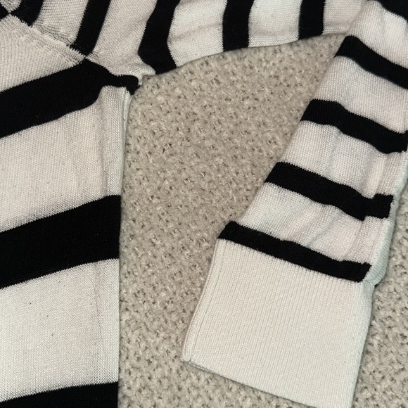 Calvin Klein Sweater - Picture 6 of 9